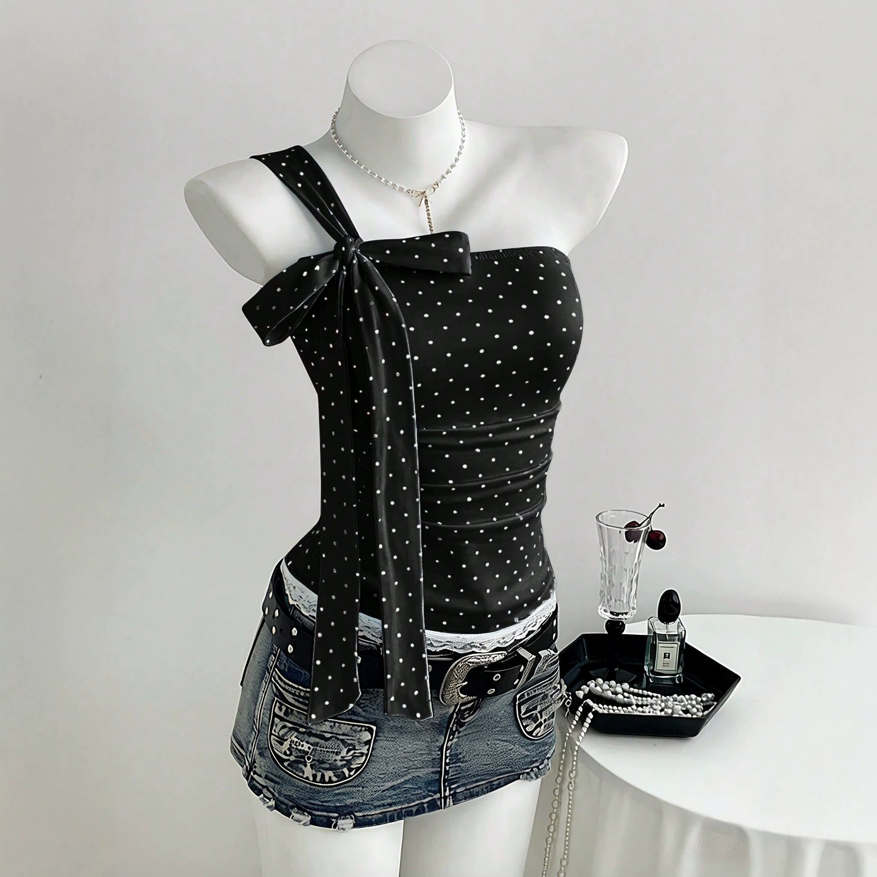 توب نسائي بدون أكمام برقبة على - مراجعة Strapless Bra Backless وسعره